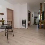 Schoene In Mit Garten By Interhome Διαμέρισμα Veli Lošinj