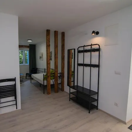 아파트 Schoene In Mit Garten By Interhome 베리로신즈