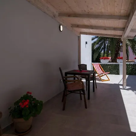 Schoene In Mit Garten By Interhome Apartamento Veli Lošinj