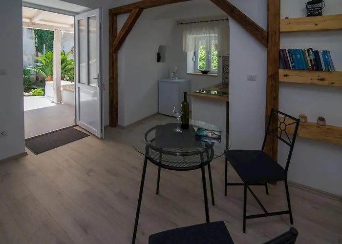Schoene In Mit Garten By Interhome Apartment Veli Losinj