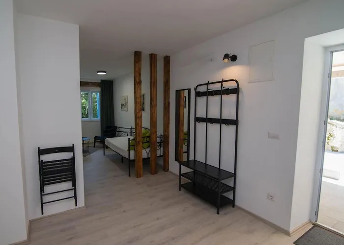 Apartamento Schoene In Mit Garten By Interhome Veli Lošinj